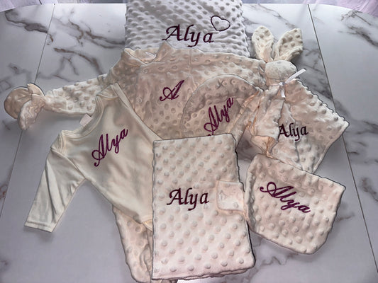 👑 Box Prestige H. – Coffret Bébé Personnalisé Luxe (Couverture, Peignoir, Ensemble, Doudou, Protège carnet, Gigoteuse)