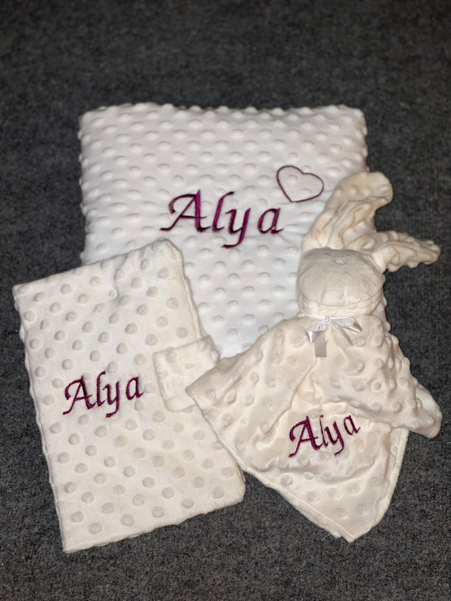 🌸 Protège carnet de santé bébé en tissu Minky à pois – Personnalisé avec broderie prénom