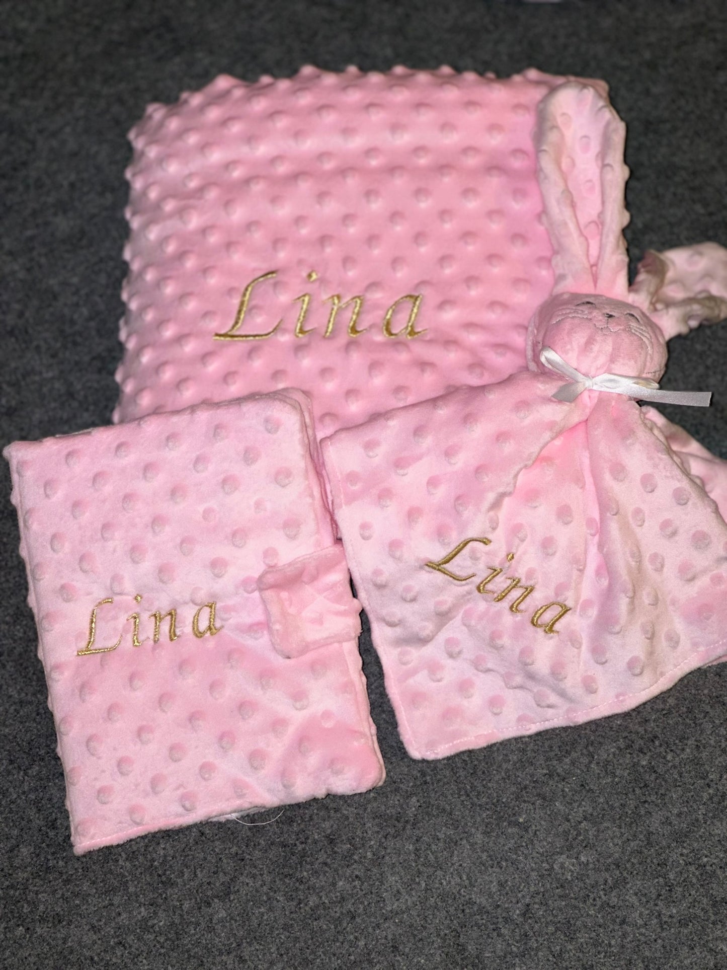 🌸 Protège carnet de santé bébé en tissu Minky à pois – Personnalisé avec broderie prénom